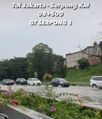 Tangkapan Layar Tol JORR Pamulang Arah Serpong Banjir. (Instagram @jktinfo)