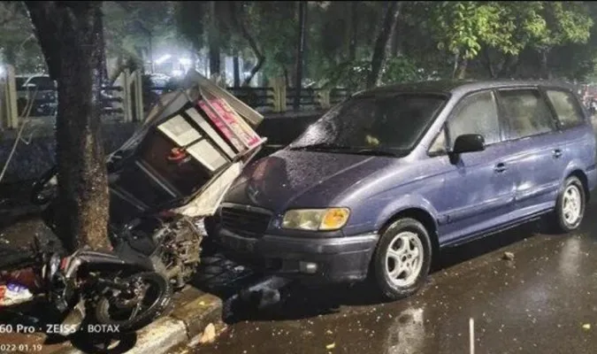 Kecelakaan minibus menabrak sepeda motor dan gerobak di kawasan Cengkareng, Jakarta Barat. (ist)