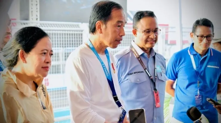 Presiden Jokowi memberikan keterangan usai balapan mobil listrik Formula E di Ancol, didampingi gubernur Anies Baswedan, Ketua DPR Pian Maharani,  Menoarekraf Sandiaga Uno