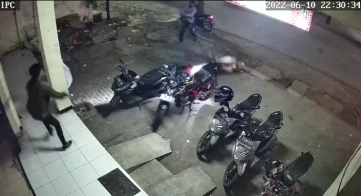 Pelaku curanmor ubar tembakan saat dipergoki korbannya di Bekasi, aksinya terakam CCTV. (Ist)