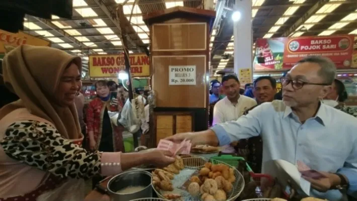 Dapat bantuan dari Mendag, pedagang di Pasar Koja Baru minta agar harga-harga diturunkan. (Foto: ivan).