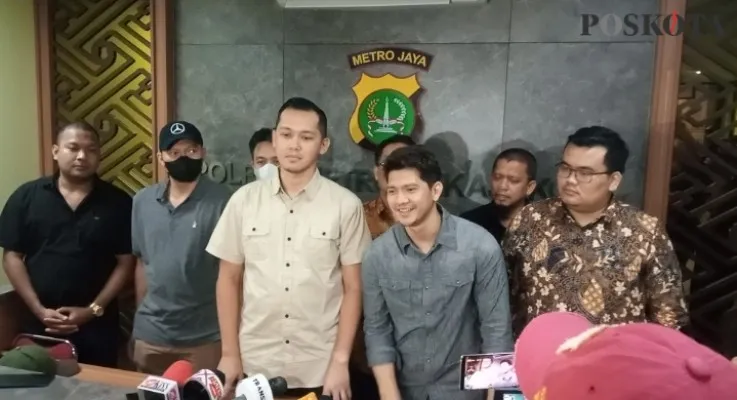 Iko Uwaia (kemeja abu abu)  beserta kuasa hukumnya dan jajaran Polres Metro Bekasi Kota saat konperensi pers. Jumat (17/6/2022) malam. (Foto: Ihsan Fahmi).