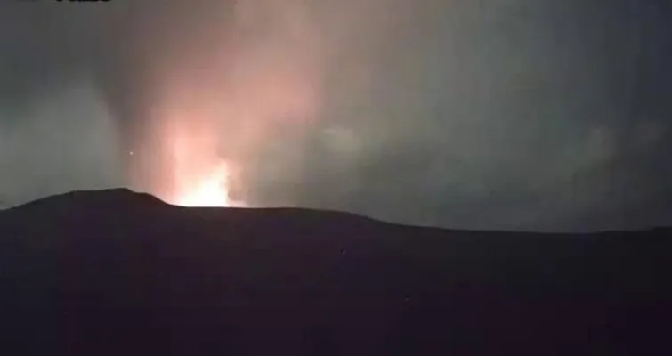 Semburan lava pijar GAK nampak jelas teramati di pos pantau GAK Pasauran, Carita, Pandeglang. (Foto: Istimewa).