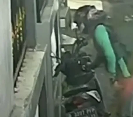 Maling motor di Kemanggisan, Palmerah terekam CCTV. Pelaku mengenakan jaket Ojol saat beraksi. (Ist)