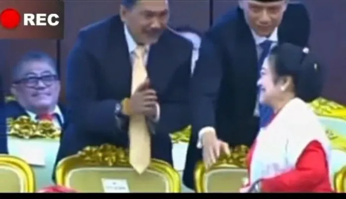 AHY dicueki Megawati saat bersalaman.  (Tangkap layar)