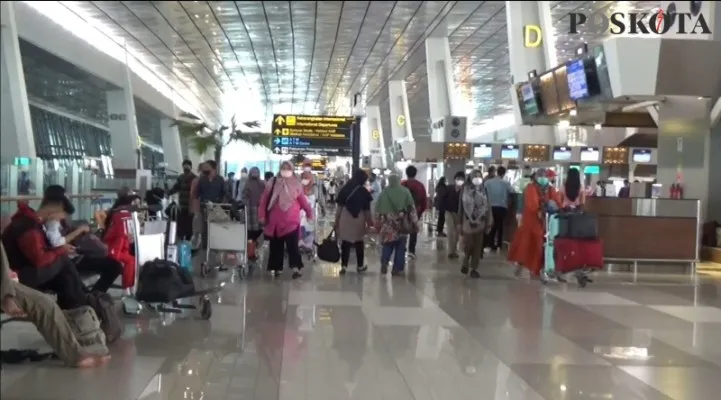 Foto : Suasana Bandara Soekarno-Hatta, Tangerang, Banten, jelang idul adha 2022. (Poskota/Muhammad Iqbal)