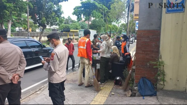 Satpol PP Jakarta Barat saat menggelar operasi tertib masker (tibmask). (foto: pandi)