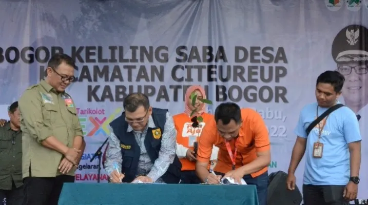 Plt Bupati Bogor Iwan Setiawan dalam kunjungan ke Citeureup.