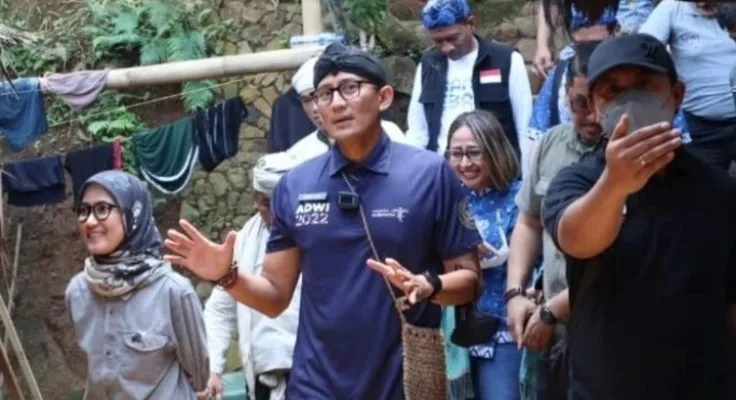 Menparekraf Sandiaga Uno saat berkunjung ke Suku Baduy Lebak. (Foto: Ist).