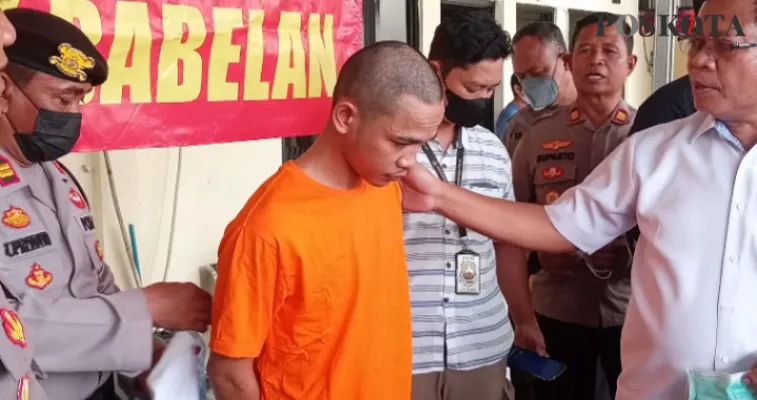 Tersangka saat mengenakan seragam orange di Polsek Babelan. Rabu (19/10/2022) sore. (ihsan fahmi).