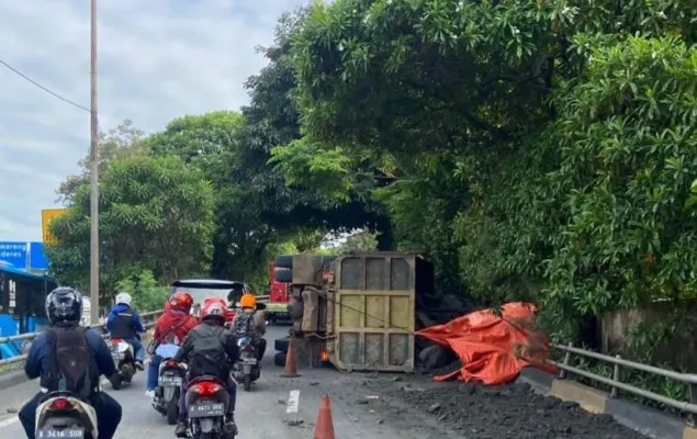 Truk bernuatan tanah terguling di Grogol, Jakarta Barat. (Ist)