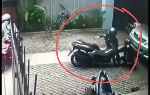 Aksi pencurian motor di kosan Kembangan, Jakarta Barat. (Tangkapan Layar).