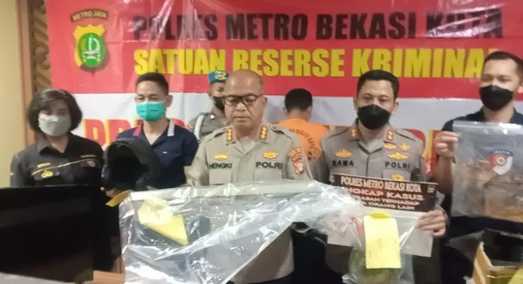 Jajaran Polres Metro Bekasi Kota saat ungkap kasus tewasnya juragan kelontong di Rawalumbu Bekasi. (ist)