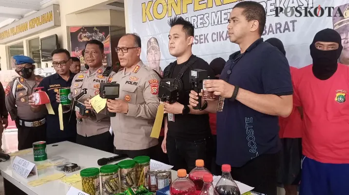 Jajaran Polres Metro Bekasi dan Polsek Cikarang Barat melakukan press conference kasus kadaluwarsa. Kamis (24/11/2022). Sore. (ihsan fahmi)