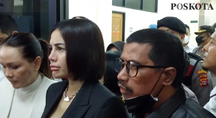 Terdakwa Nikita Mirzani bersama penasihat hukumnya, Fahmi Bachmid di PN Serang. (foto: poskota/Bilal)