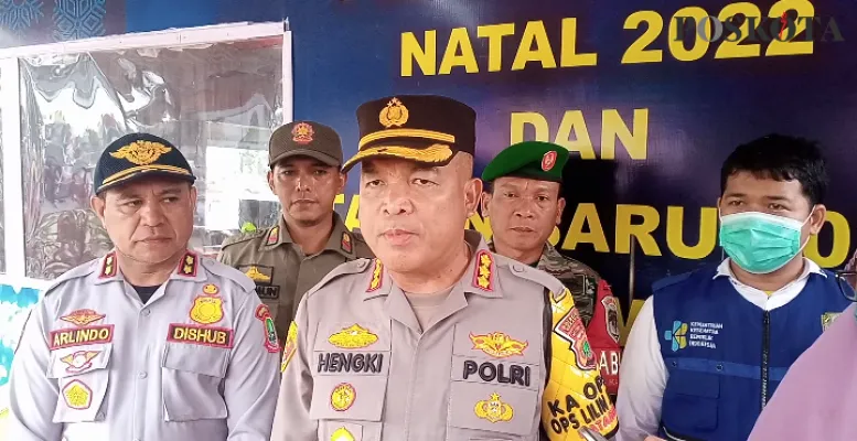 Polres Metro Bekasi Kota Terjun Langsung Pantau Gereja di Kota Bekasi, BesokBEKASI, POSKOTA.CO.ID - Polres Metro Bekasi Kota baru akan melakukan pemantauan pengamanan gereja di Kota Bekasi, esok hari.Kapolres Metro Bekasi Kota Kombes Hengki mengatakan, pihaknya mulai menyiapkan pengamanan pada esok hari."Mulai hari ini belum ada kegiatan gereja tadi rencana ada di bekasi utara tapi diundur besok," ujar Kombes Hengki, Jum'at (23/12/2022).Bahkan besok, para personil Polres Metro Bekasi Kota akan melakukan pemantauan sejak pagi hingga malam hari."Jadi mulai besok pagi seluruh gereja sesuai dengan jadwal yang ada mulai kegiatan pagi-malam hari," jelasnya.Kendati demikian, para personil di setiap jajaran Polsek di Polres Metro Bekasi Kota telah melakukan koordinasi dengan pihak gereja di Kota Bekasi.Hingga perayaan natal tanggal 25 Desember 2022 berjalan tertib."Mulai hari ini mereka sudah melakukan kerjasama dengan panitia bagian dalam atau internalnya gereja, untuk sama sama mempersiapkan pengamanan ibadah mulai besok pagi," tutur Hengki.Diketahui Polres Metro Bekasi Kota bersama mempersiapkan 1.650 personil bersama unsur jajaran Kodim 0507 dan Pemerintah Kota Bekasi untuk mengamankan perayaan Nataru 2023."Pengamanan untuk Nataru ada 1.650 personil, terutama melakukan pengamanan Natal di 227 titik gereja ya," pungkasnya. (Ihsan Fahmi).Foto : Polres Metro Bekasi Kota Kombes Hengki bersama unsur Forkopimda Kota Bekasi di Posyan Mega Mall Bekasi, Jum'at (23/12/2022) sore. (Ihsan Fahmi)