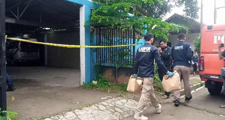 Foto : Tim labfor saat bawa kantung diduga barang bukti dari kontrakan yang dhuni oleh Ecky di Tambun Bekasi. (Poskota/Ihsan Fahmi)