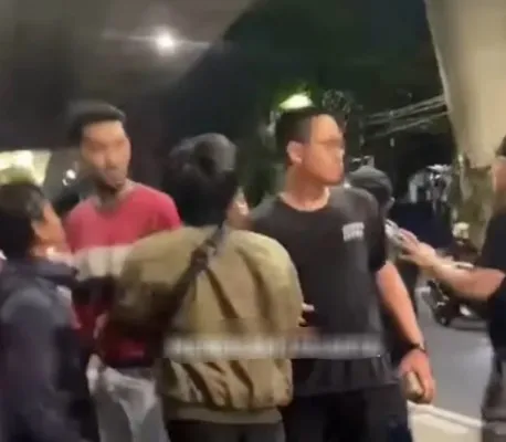 Pasangan kekasih menjadi korban pengeroyokan oleh sejumlah orang tak dikenal di Jaksel. (Tangkapan Layar)