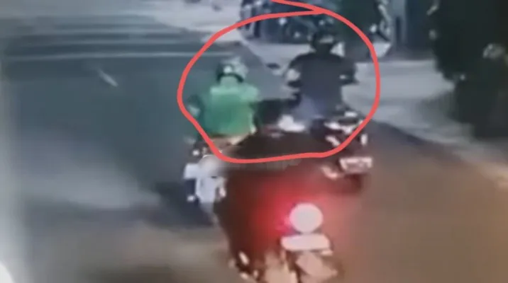 Aksi pencurian vespa matic di Pesanggrahan, Jaksel, dengan menggunakan jaket ojol terekam CCTV. (Tangkapan Layar)