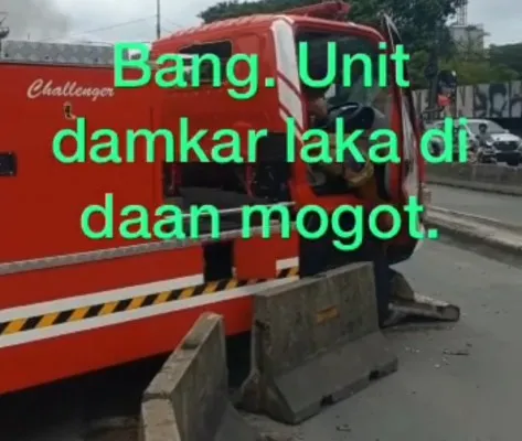 Mobil Damkar Jakarta Barat, tabrak separator jalan di Daan Mogot. (tangkap layar)