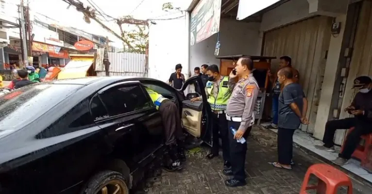 Mobil Honda Civic saat menabrak warga dan pedagang di Bekasi Utara. (ist)