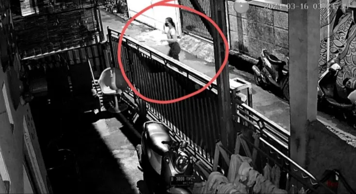 Remaja wanita terekam kamera cctv masuk rumah warga dan curi 3 buah Hp di kawasan Matraman, Jaktim. (Tangkapan Layar)