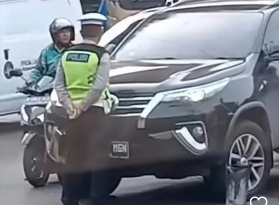 Anggota Polantas nyaris diseruduk oleh mobil fortuner di kawasan Rawa Buaya, Cengkareng, Jakarta Barat. (Ist)