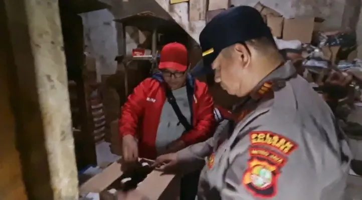 Gudang penyimpanan sekaligus distributor minuman keras (miras) yang berlokasi di kawasan Kalideres, Jakbar, digerebek polisi. (Ist)