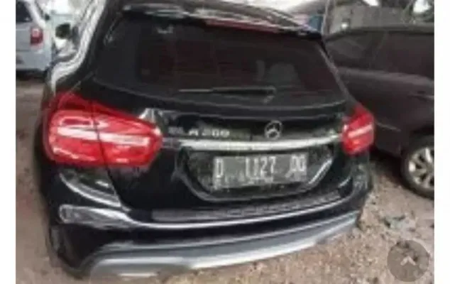 Mobil Mercedenz Benz yang menabrak pemotor hingga tewas di kawasan Ragunan, Jaksel. (Ist)