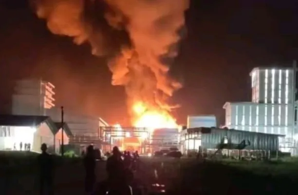 Tangkapan layar Kilang Pertamina Dumai, Riau Terbakar akibat ledakan. (Ist.)