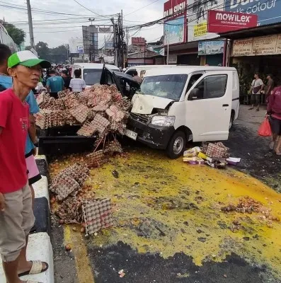 Mobil bermuatan telur terlibat kecelakaan beruntun di Simpang Depok hingga muatan pecah dan kotori jalan . (Ist)