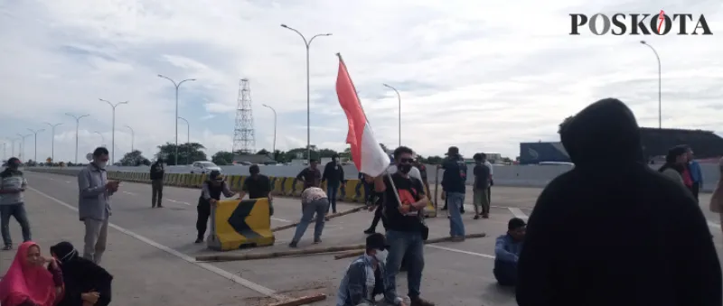 Warga kembali memblokade Tol Jatikarya meminta pembayaran pembebasan lahan. (Ihsan)