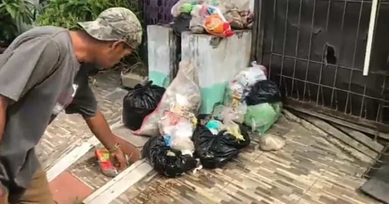 Foto: Warga Babelan, Kabupaten Bekasi, Jawa Barat sampah tak diangkut pasca lebaran. (Ist.)