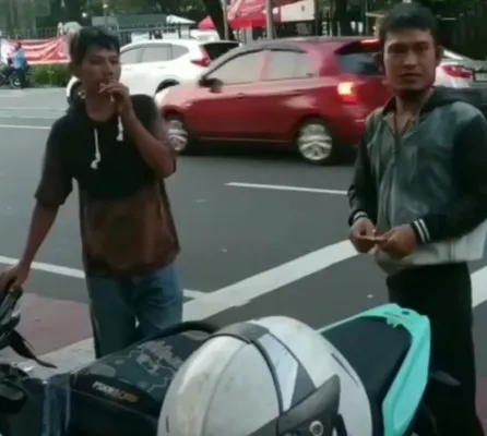 Parkir liar dekat Masjid Istiqqlal, Jakpus viral. Jemaah keluhkan dipatok Rp10 ribu untuk motor. (tangkap layar)