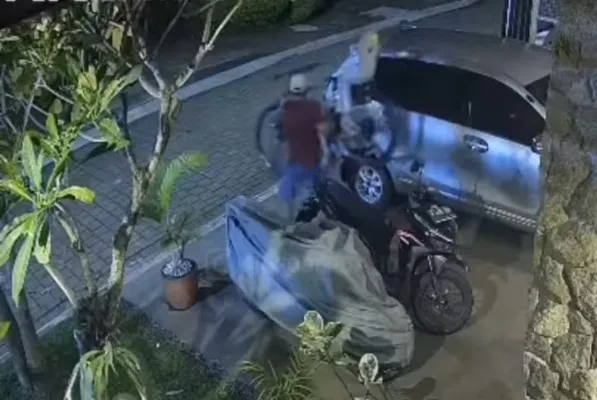 Pencurian sepeda di wilayah Bojongsari Depok terekam CCTV, pelaku beraksi seorang diri. (tangkap layar)