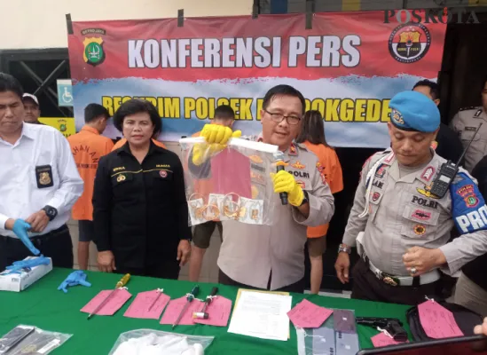 Foto: Polsek Pondok Gede bekuk tersangka pencuri rumah kosong oleh pasangan sejoli. (Poskota/Ihsan Fahmi)