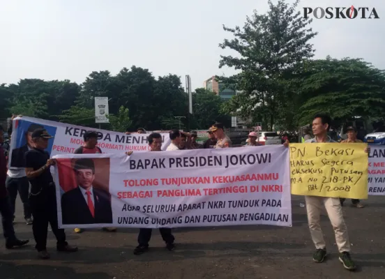 Warga Jatikarya Bekasi demo tuntut ganti rugi lahan. Foto: Poskota/Ihsan Fahmi.