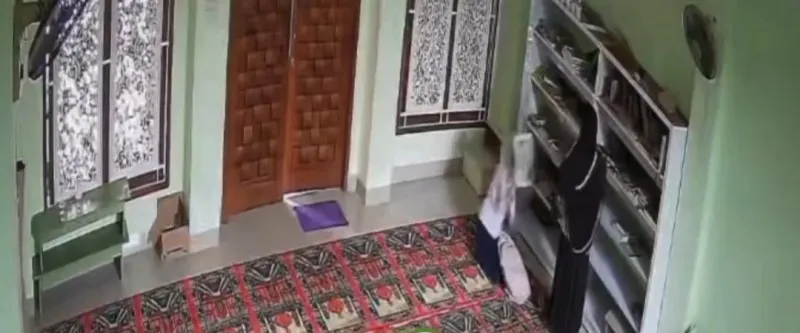 Viral 2 wanita berjilbab mencuri Al-Quran di sebuah mushola daerah Depok, Jawa Barat. (tangkap layar)