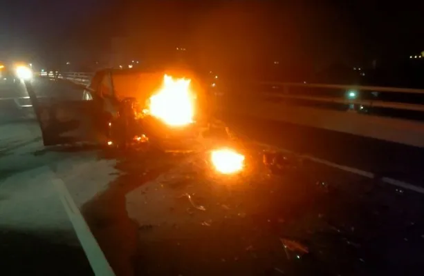 Mobil HRV terbakar saat kecelakaan di tol dalam kota. Ist