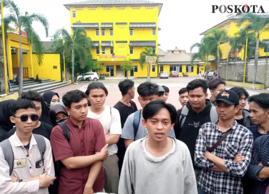 Mahasiswa geruduk kampus STIE Tribuana di Bekasi. Foto: Poskota/Ihsan Fahmi.