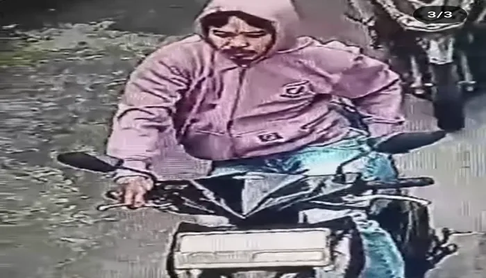 Pelaku pencurian  mengenakan sweter pink saat beraksi di perumahan daerah bekaksi terekam CCTV. (tangkap layar)