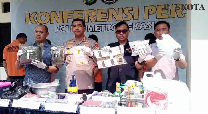 Polres Metro Bekasi membongkar peredaran ganja sintetis senilai Rp1.9 Miliar. (Ihsan)