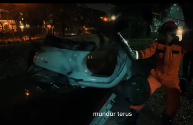 Petugas Damkar mengevakuasi Vespa yang nyemplung ke kali di Bekasi. (Ist)