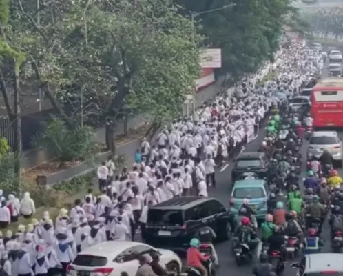 Tangkapan Layar Ribuan Tenaga Kesehatan (Nakes) Honorer mendemo Gedung DPR RI. (Ist.)