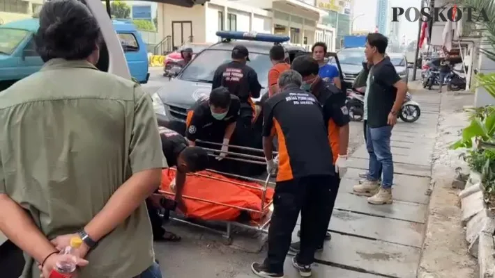 Seorang pria ditemukan tewas di Jalan Hayam Wuruk depan Bank Mega, Tamansari, Jakarta Barat, Rabu (9/8/2023). (Pandi)