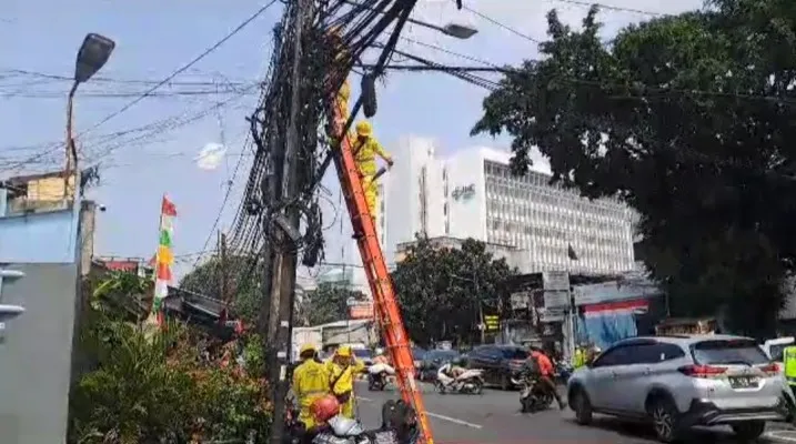 Foto: Kabel optik menjuntai di Jalan KS Tubun, Jakarta, akibat ditabrak truk. (Ist.)