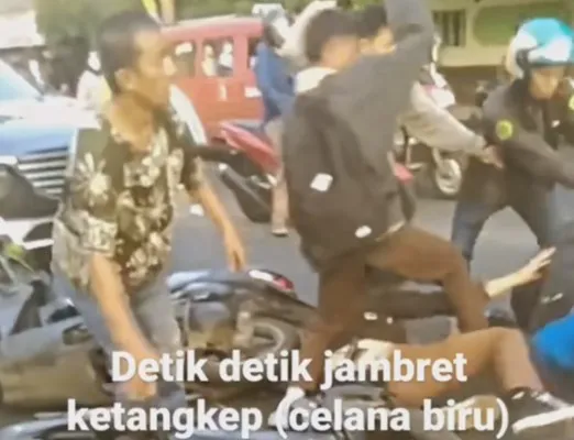 Dua pelaku jambret tertangkap warga usai merampas ponsel di kawasan Kembang Kerep, Kembangan, Jakarta Barat, Rabu (23/8). (Tangkapan Layar)