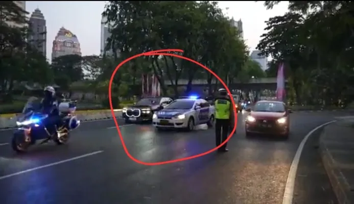 Mobil patroli polisi nyaris menyerempet rombongan delegasi KTT ke-43 ASEAN di kolong tol Semanggi, Jaksel. (Tangkapan Layar)