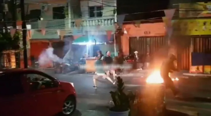 Bentrokan antar kelompok pecah di Jalan Tanah Tinggi, Johar Baru, Jakarta Pusat, Selasa (19/9/2023) malam. (ist)