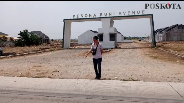 Warga menunjukan lokasi penembakan oleh sekelompok OTK di Babelan, Bekasi. (Ihsan)